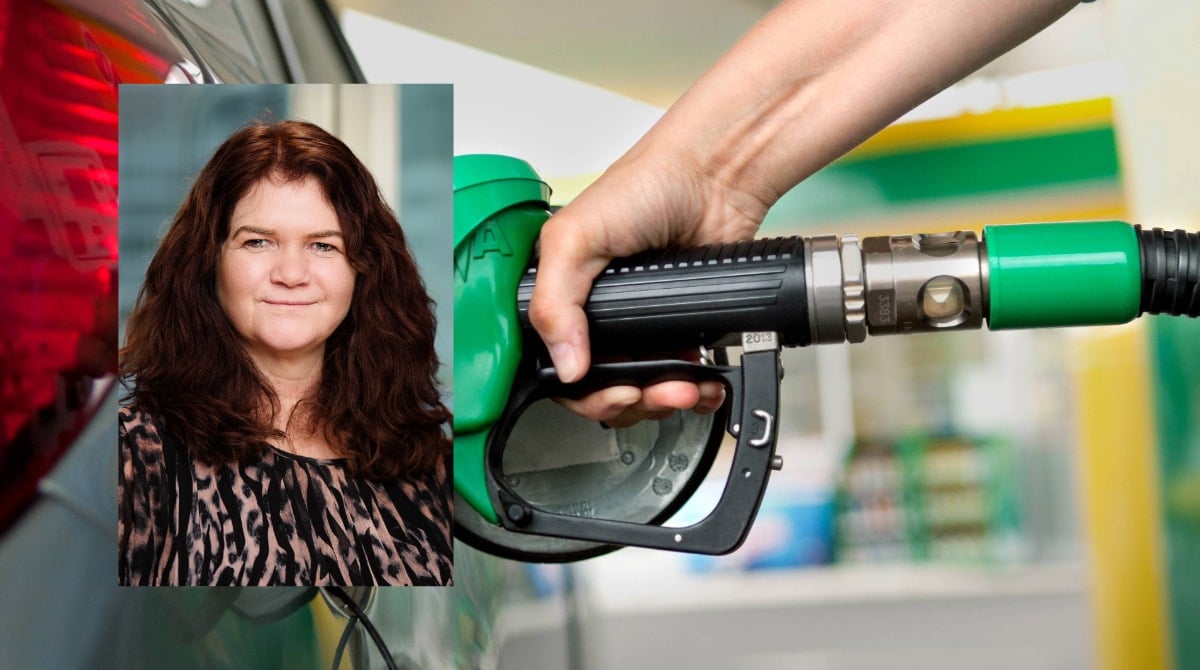Hånd som holder drivstoffpumpe med portrettfoto av Kristin Bremer Nebben i forgrunnen