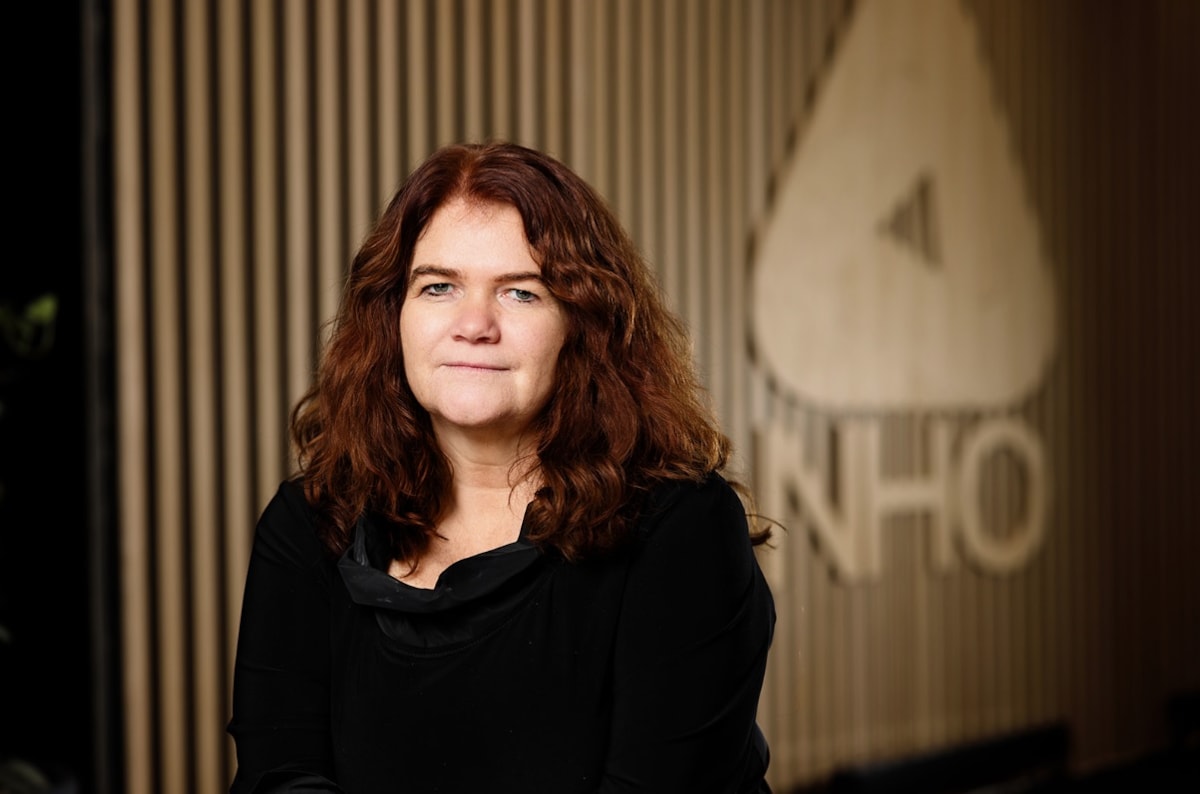 Administrerende direktør i Drivkraft Norge Kristin Bremer Nebben med NHO-logoen i bakgrunnen