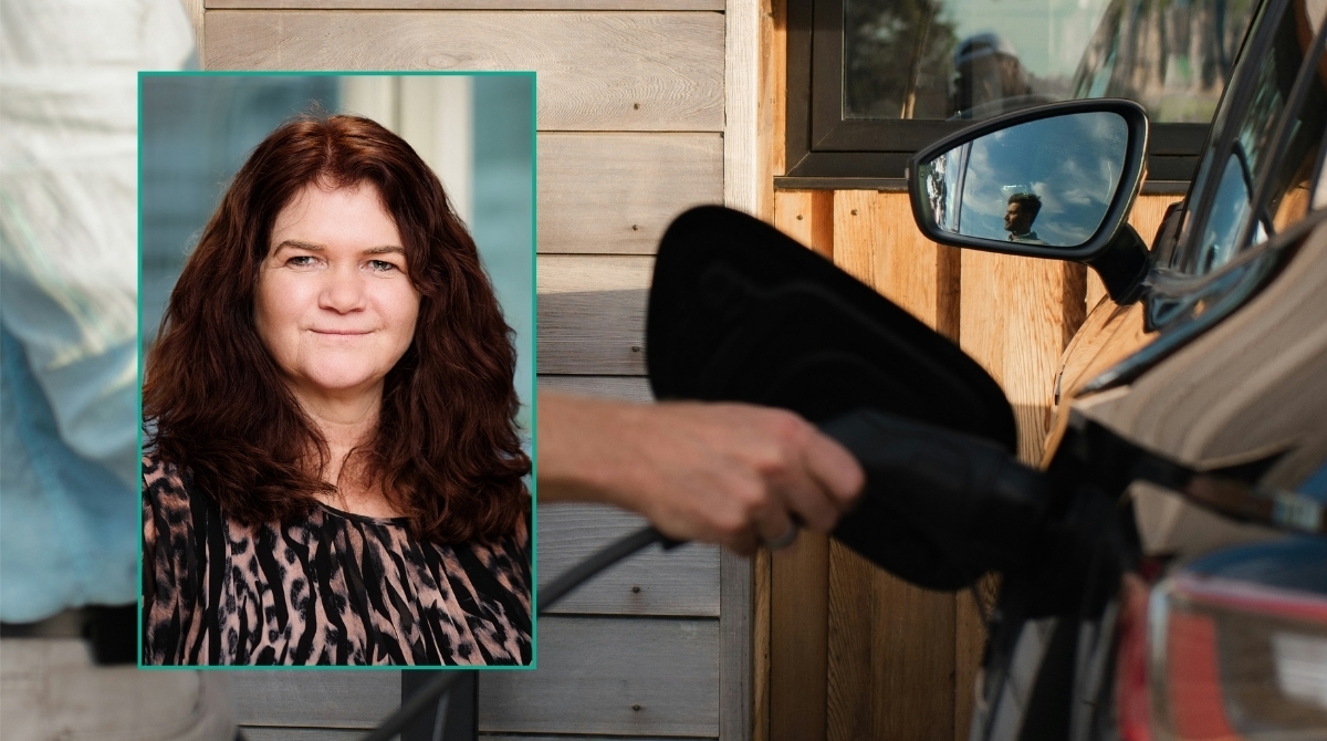 Person som lader bil utenfor et hus med Kristin Bremer Nebben innfelt