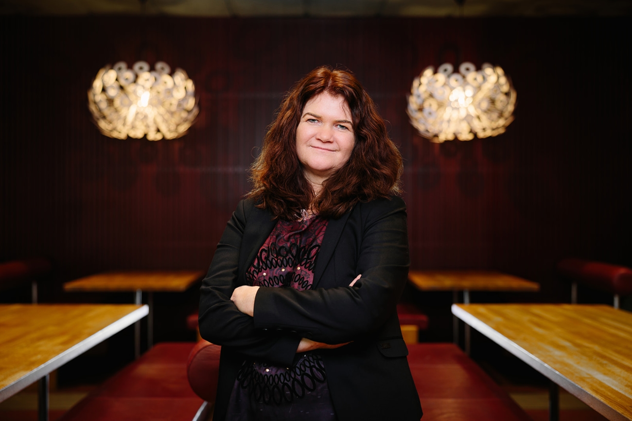 Kristin Bremer Nebben i moderne omgivelser i jordfarger