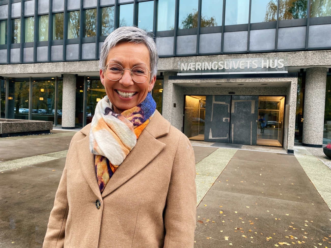 Fagsjef Hanne Tollerud foran Næringslivets Hus i Oslo