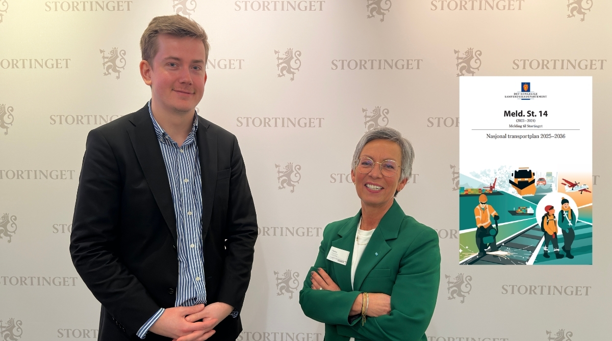 Kommunikasjonsrådgiver Felix Haave og fagsjef Hanne Tollerud på høring om NTP 2025-2036 på Stortinget med forside til NTP i forgrunnen