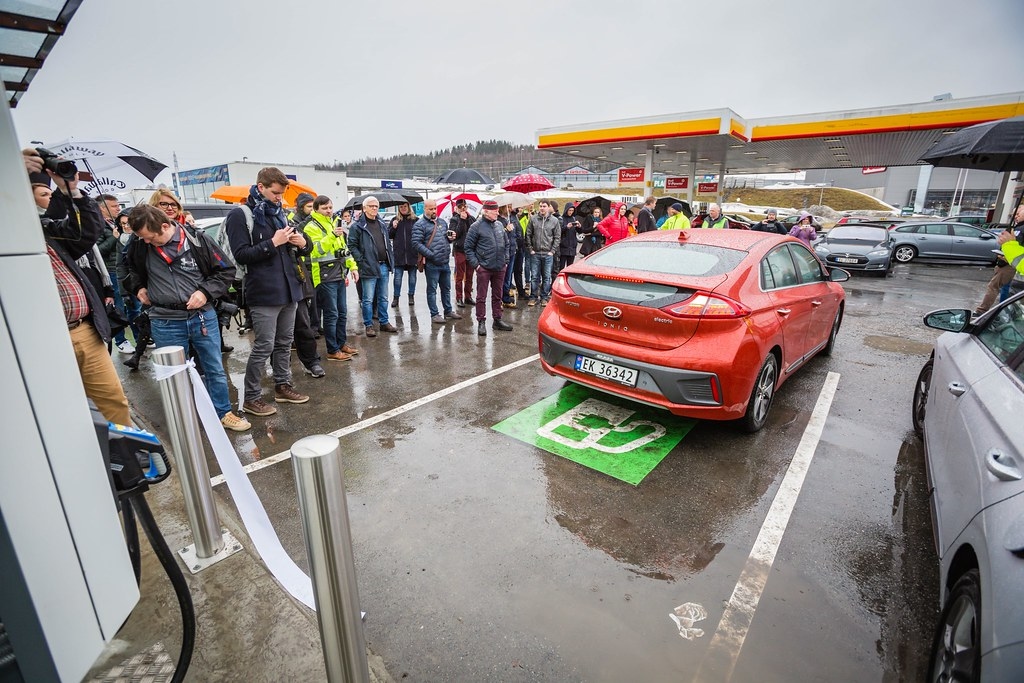 Det var mange til stede under åpningen av Norges første lynladere i 2018.