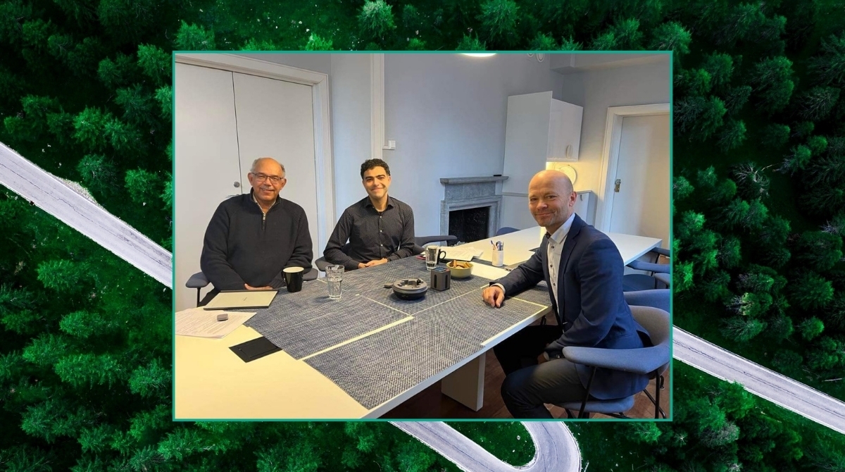 Grønn skog i bakgrunnen med innrammet bilde av fagsjef Einar Gotaas, programleder og gjest på innspilling av podcast PolyPod