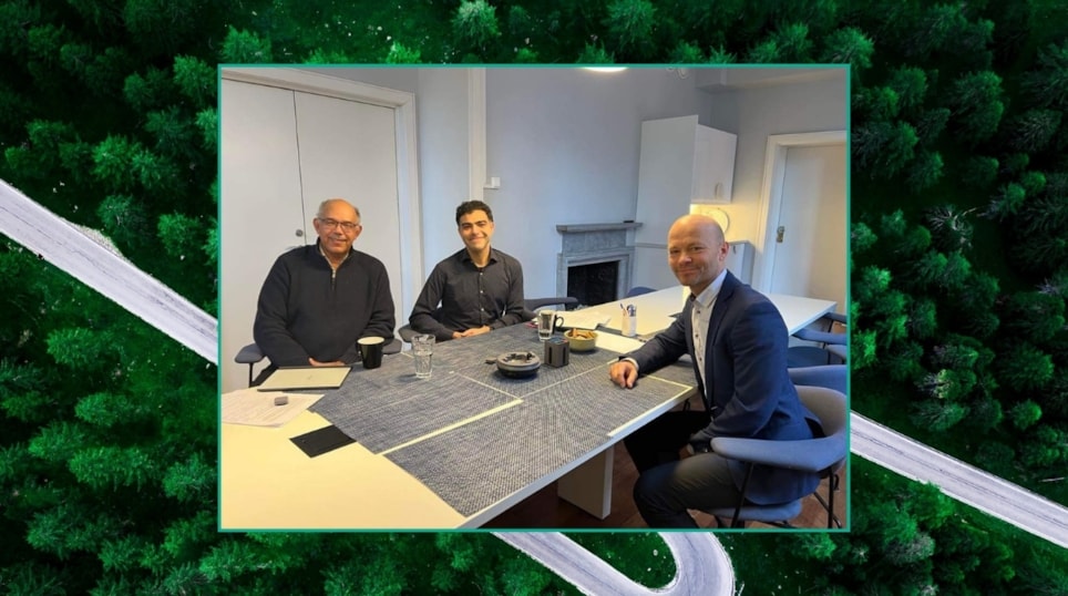 Grønn skog i bakgrunnen med innrammet bilde av fagsjef Einar Gotaas, programleder og gjest på innspilling av podcast PolyPod