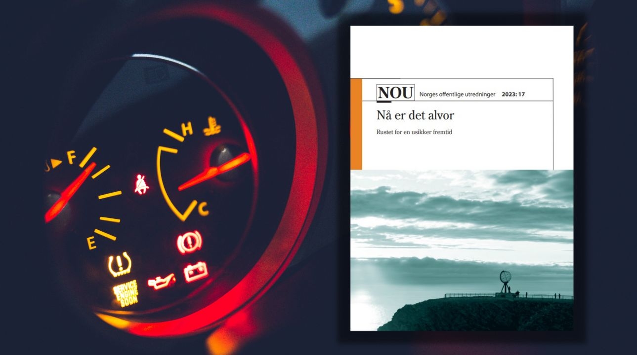 Panel på bil med innfelt rapport NOU 2023:17 «Nå er det alvor», laget av totalberedskapskommisjonen. 