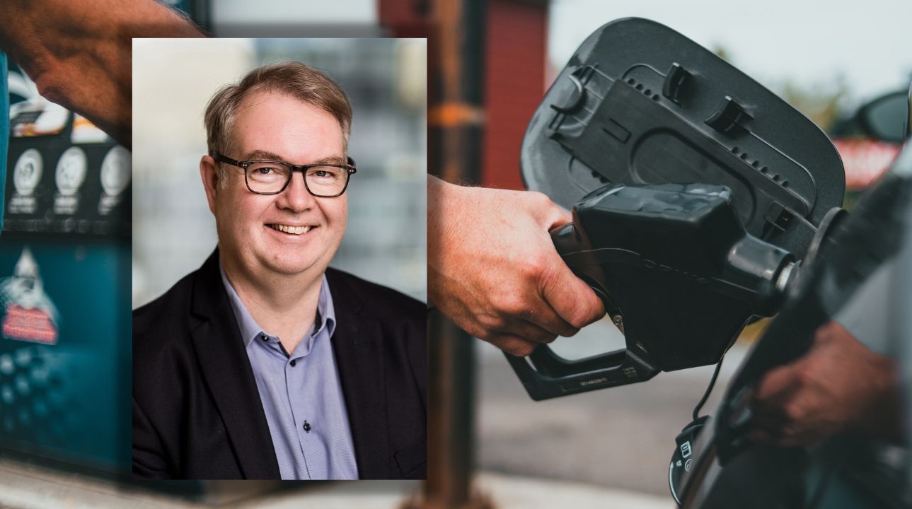 Hånd som holder drivstoffpumpe og fyller på biltank med Kjartan Berland innfelt