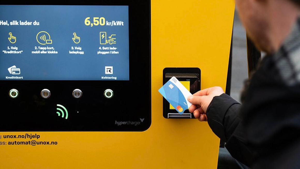Kortbetaling blir standard på alle hurtigladere.