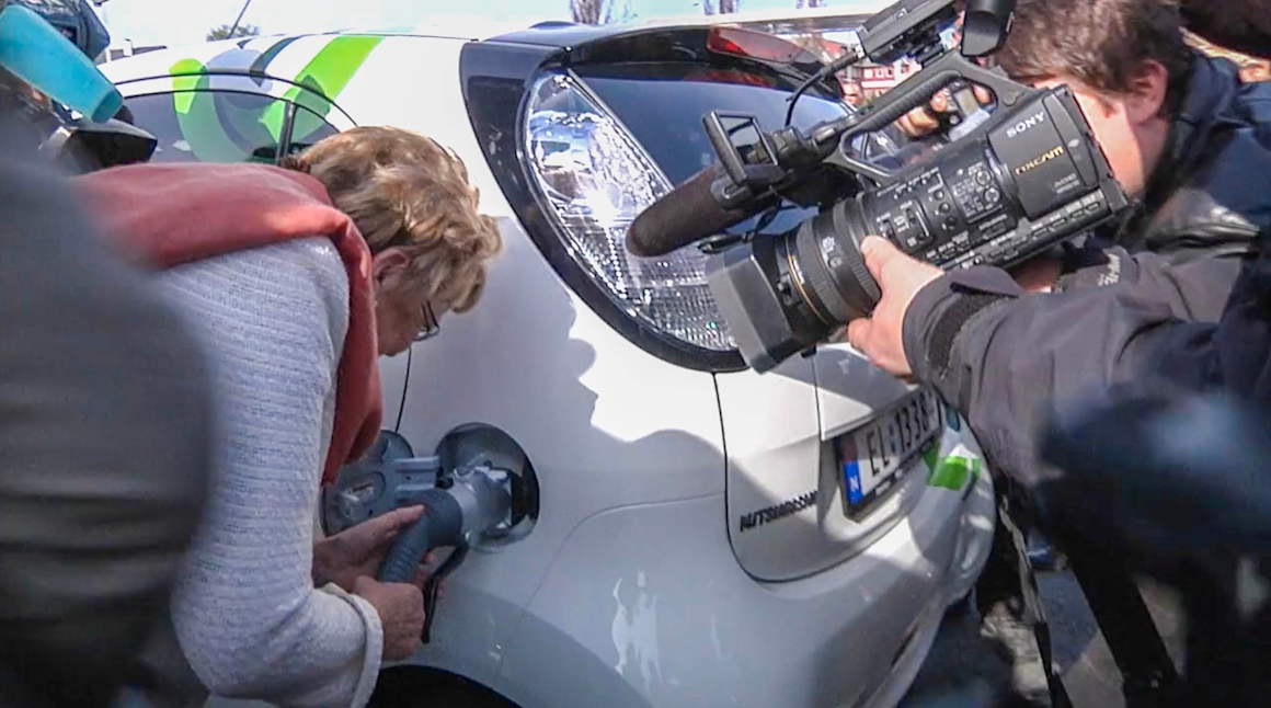 Samferdselsminister Magnhild Meltveit Kleppa åpner Norges første offentlige 50 kilowatts hurtiglader.