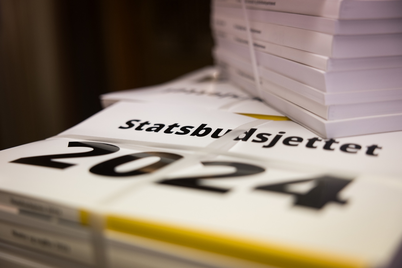 Bunke med dokumenter med tittelen "Statsbudsjettet 2024"
