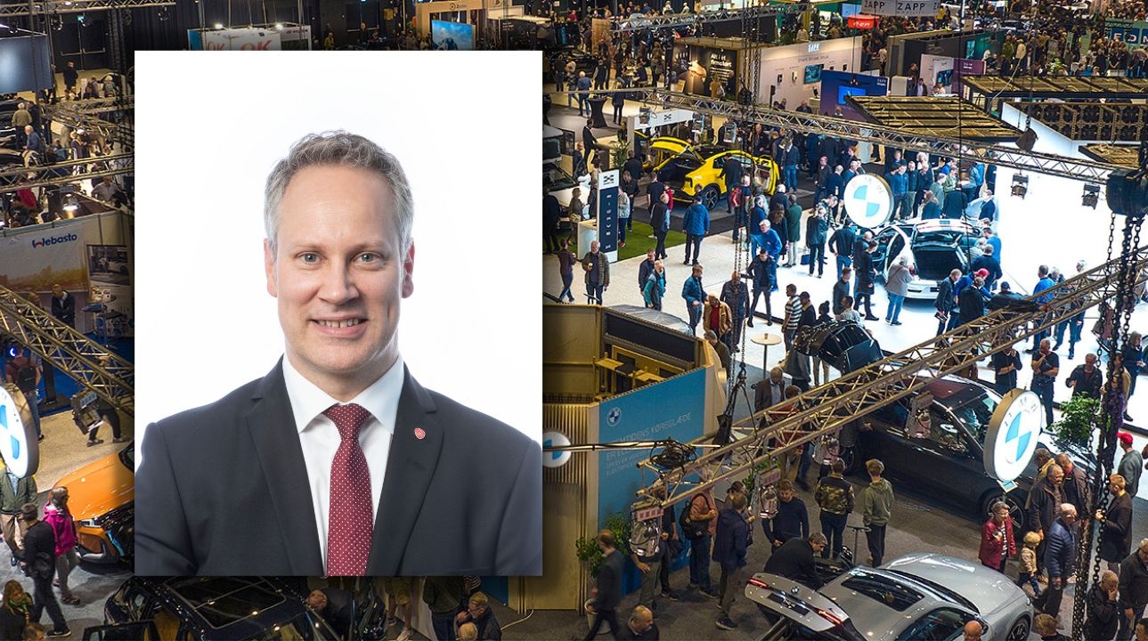 Messeområdet på eCarExpo med innfelt portrettfoto av Jon-Ivar Nygård.