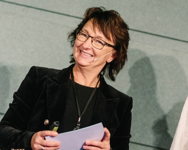 Nærbilde av Inger-Lise M. Nøstvik på årskonferanse