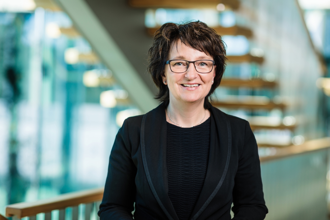 Inger-Lise M. Nøstvik i moderne omgivelser