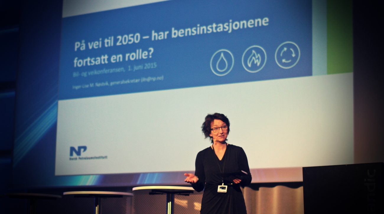 Generalsekretær Inger-Lise M. Nøstvik på scenen.