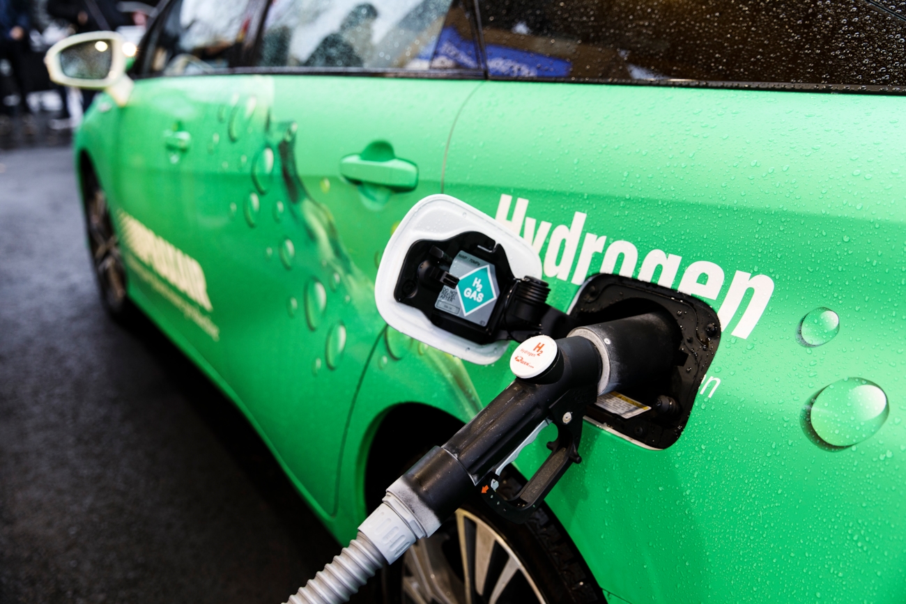 Nærbilde av tank på bil som blir fylt med hydrogen