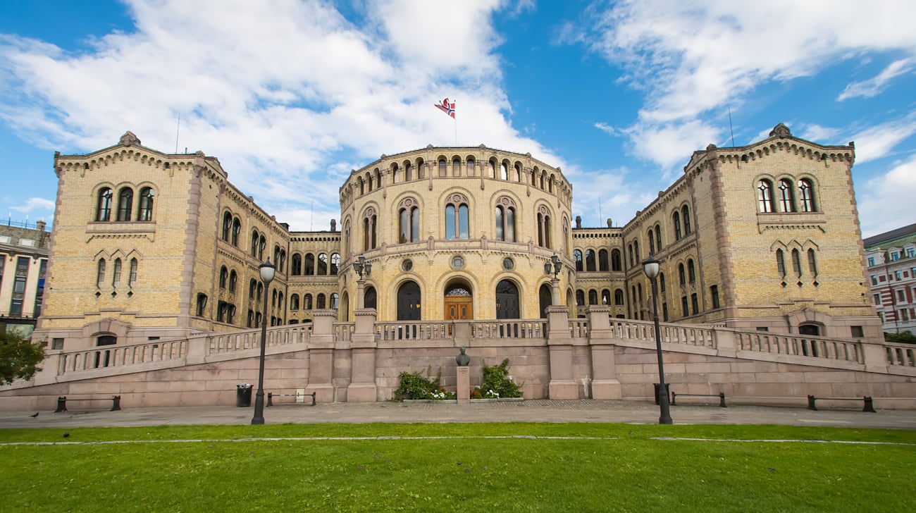 Stortinget og Løvebakken med blå himmel over